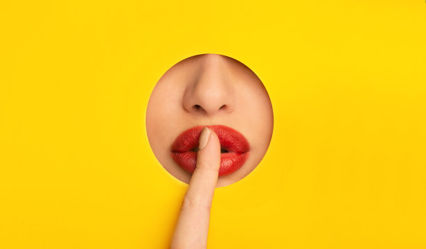 红唇女孩示意安静，用手指闭上嘴唇图片下载