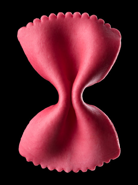 微距照片的粉红色farfall意大利面孤立在黑色与剪切路径图片下载