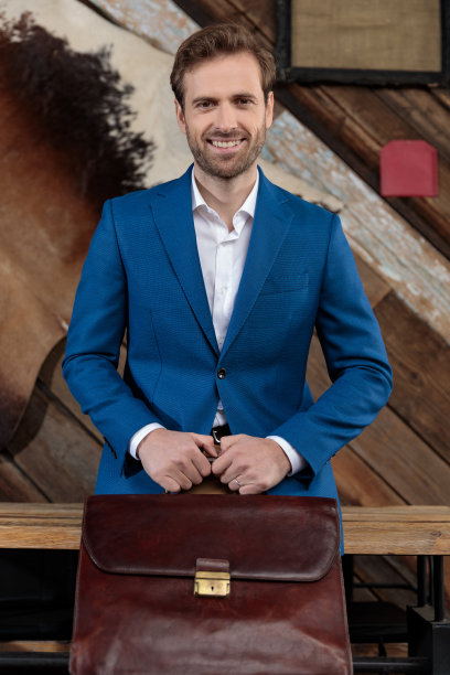 快乐的商人，微笑着，拿着他的公文包图片下载