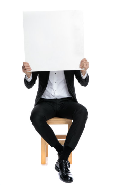 时装模特躲在工作室的空板后面图片下载