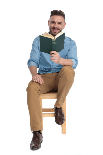 快乐的年轻人微笑着拿着书图片下载