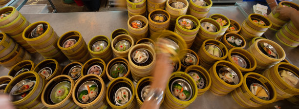 近距离观看中式竹篮点心图片下载