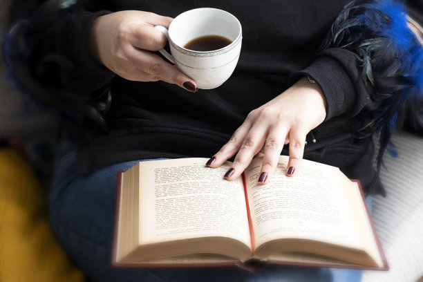 年轻女子坐着看书图片下载