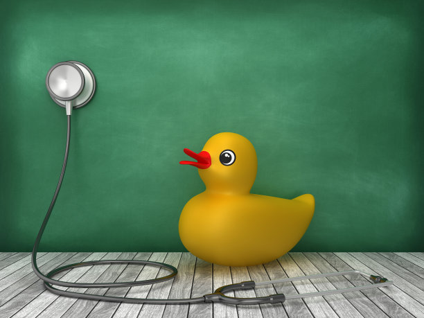 听诊器与橡皮鸭在黑板背景- 3D渲染图片下载
