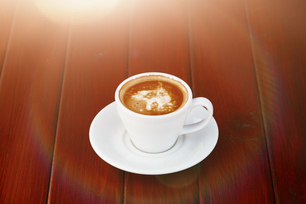 木桌上放着一杯浓缩咖啡图片下载