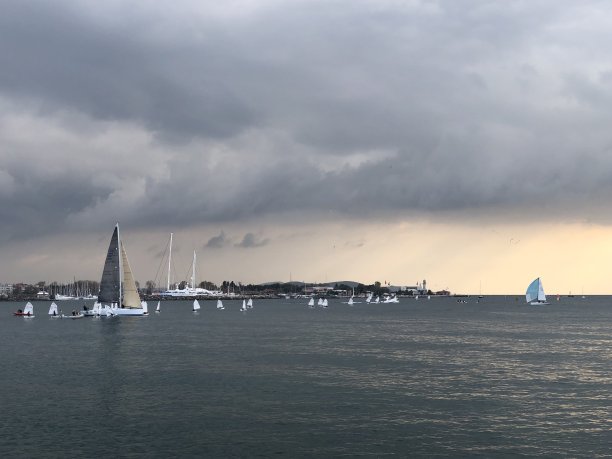 帆船，大海，海港，蓝色，天空，云，海鸥，土耳其伊斯坦布尔图片下载