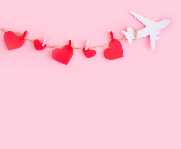 玩具在桌子图片下载