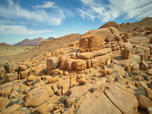 纳米比亚沙漠中的石山图片下载