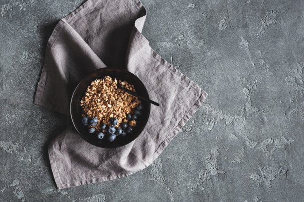 早餐配麦片，黑底蓝莓。健康食品的概念。平躺，俯视图图片下载