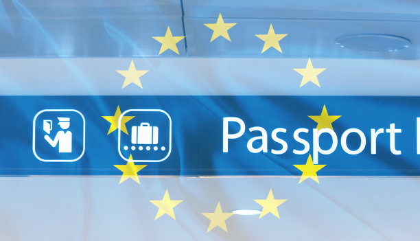 机场、边境、欧盟边境的护照控制标志，欧盟旗帜作为背景图片下载