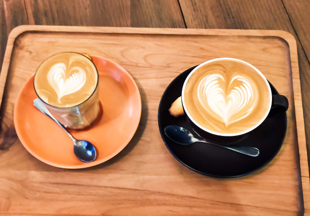 美好一天的心形拿铁咖啡图片下载