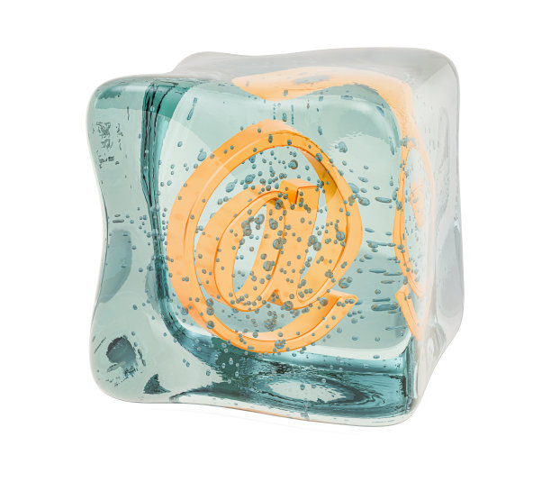 电子邮件签名冻结在冰块中，3D渲染孤立在白色背景上图片下载