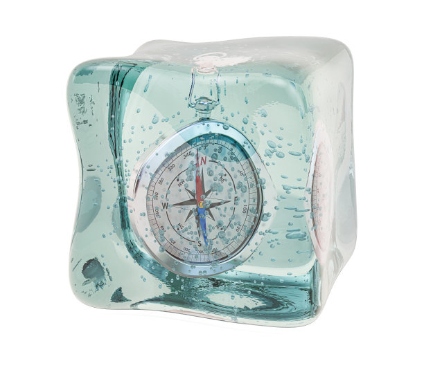 指南针冻在冰块里。3D渲染孤立的白色背景图片下载