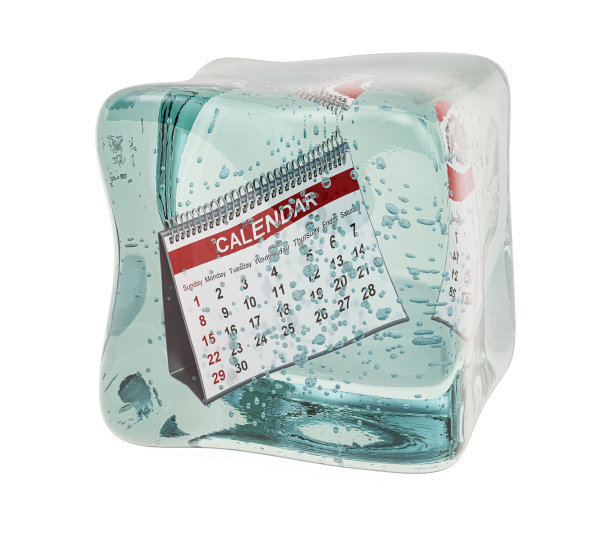 桌上日历冻在冰块里。冻结日期概念，3D渲染孤立的白色背景图片下载