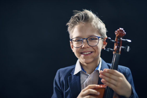 小男孩和小提琴图片下载