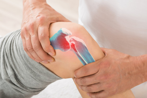 特写的治疗师做膝盖按摩图片下载