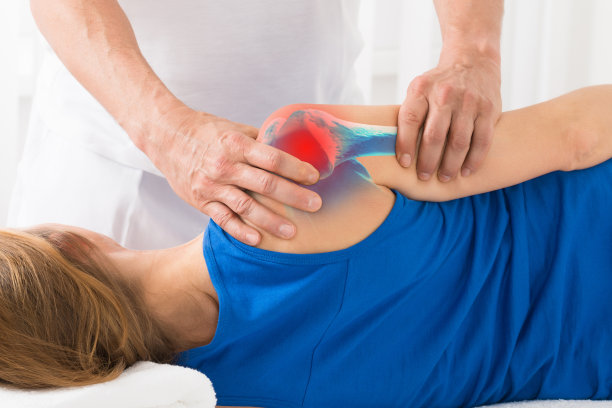 按摩师在水疗中心做手臂按摩图片下载