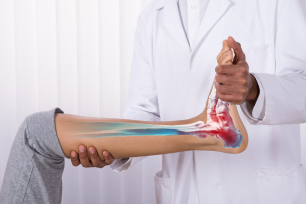 理疗师为病人进行腿部运动图片下载