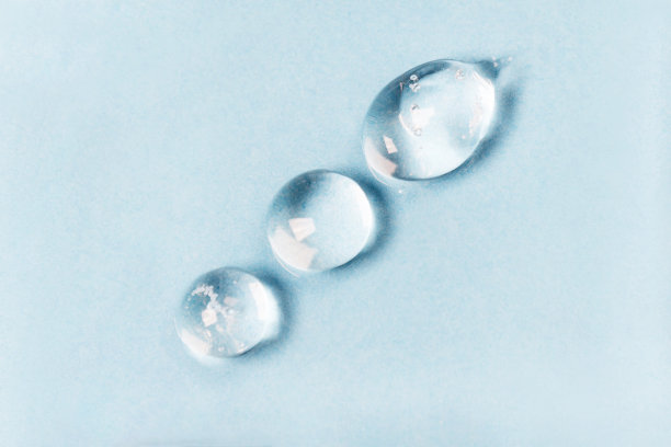 透明质脂滴在蓝色背景医学概念氧填充液体图片下载