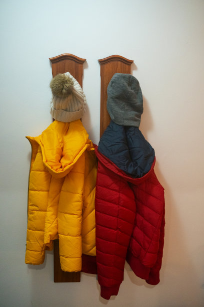 挂在衣架上的夹克。丈夫和妻子在家里。图片下载