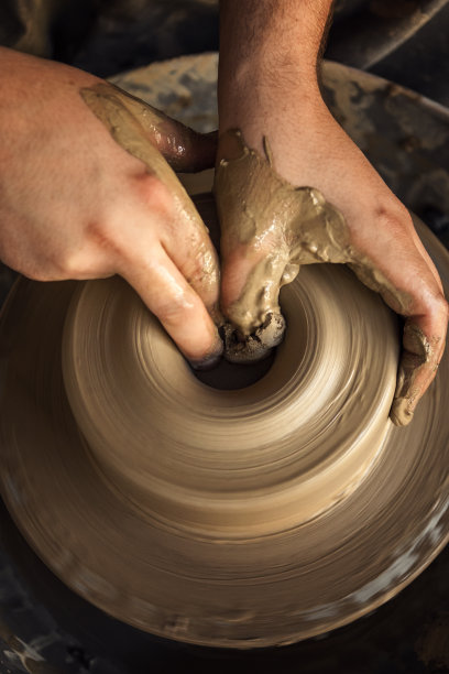 陶瓷制造商手中图片下载