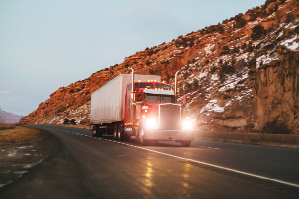 美国西部乡村州际公路上的货物运输长途半挂车图片下载