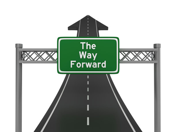 道路箭头与道路前进公路标志上的天空- 3D渲染图片下载