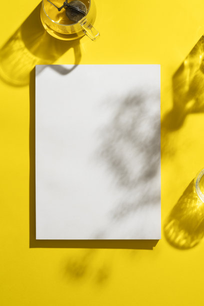 茶杯茶和白色封面杂志图片下载