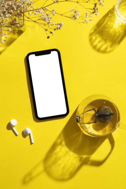 杯子里的茶和黑屏手机图片下载