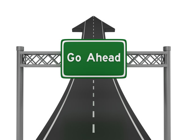 道路箭头与前进高速公路标志- 3D渲染图片下载