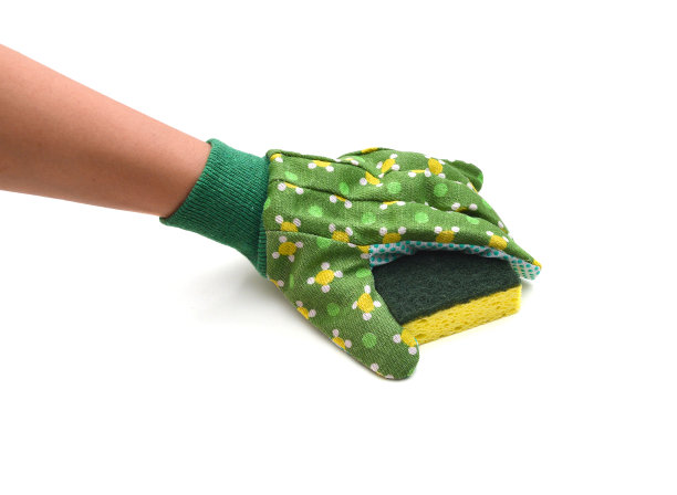 手戴黄色手套，海绵隔离在白色背景上图片下载