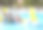 一群老人在泳池里用充气网和球打排球，欢声笑语。幸福和微笑。夏日的骄阳图片下载