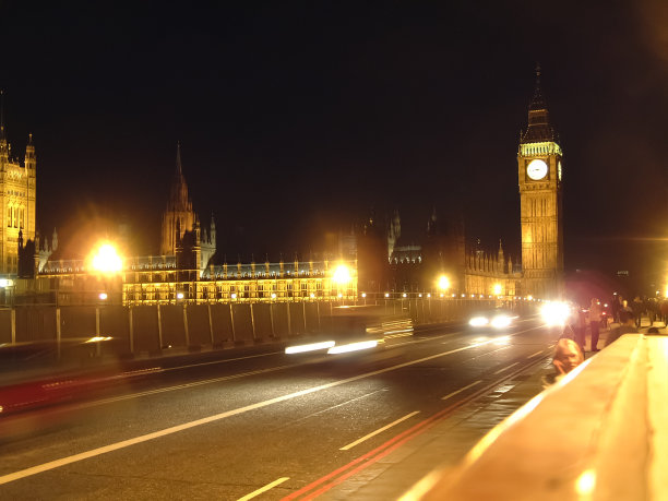 大本钟和伦敦夜晚的街道。图片下载