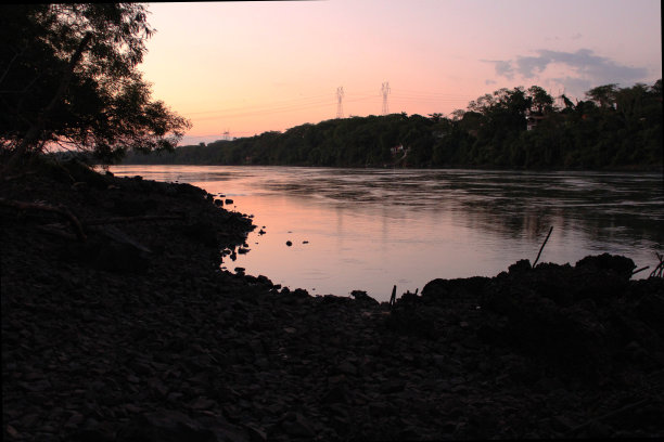 河边粉红色的日落图片下载