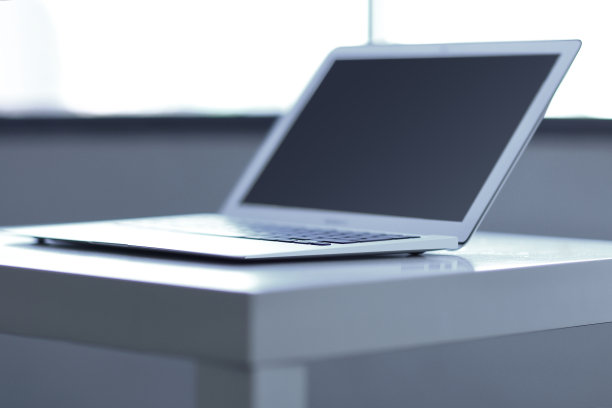 关闭了。打开桌上的笔记本电脑。新技术的概念图片下载