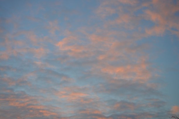 阳光有7种颜色。白天，空气弥漫着蓝色。傍晚，阳光掠过大地:然后穿过一层厚厚的空气。这空气就像一个过滤器，+它是厚的，+它停止颜色。但是红色是过滤过的!图片下载