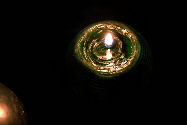 在房间里点燃的装饰性蜡烛。图片下载