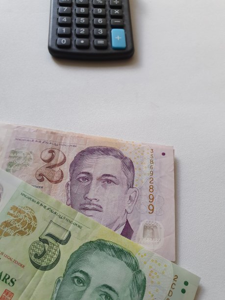 新加坡不同面额的纸币和计算器图片下载