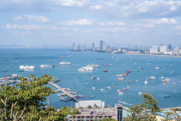 普拉图姆纳克山上的芭堤雅观景台(Khao Pattaya观景台)是该地区最好的观景台，无论白天或夜晚，都可以在这里拍摄到芭堤雅“u2019”的经典镜头。图片下载