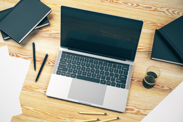 俯视图的桌面与笔记本电脑和工作配件，模型。三维渲染图片下载