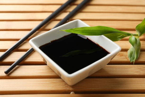 木制背景上的酱油，文字空间。特写镜头图片下载