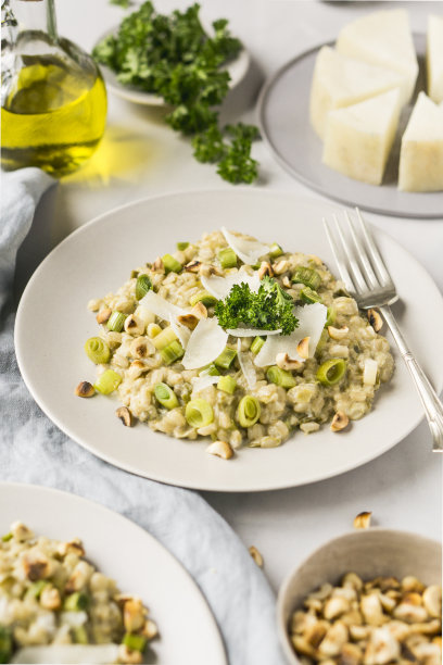 韭菜烩饭配意大利奶酪图片下载