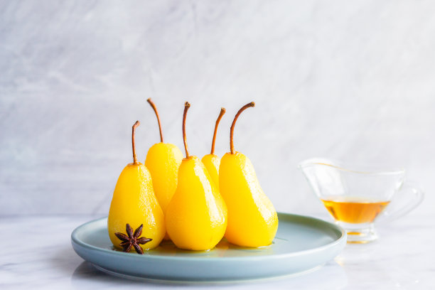 梨配料。素食餐后甜点。将炖好的焦糖梨放入烤箱中，加入龙舌兰糖浆和蜂蜜。用糖煮水果甜点。煮熟的，甜的，多汁的梨子配果酱。图片下载