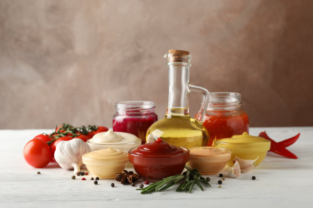 设置不同的美味酱汁，大蒜，圣女果，橄榄油在白色的背景，文字空间图片下载
