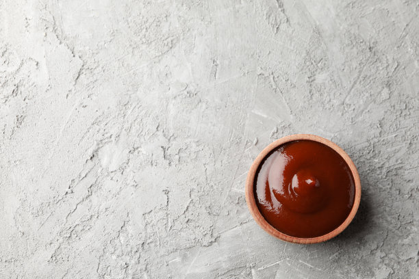 美味的烧烤酱，配料在灰色背景，文字空间。俯视图图片下载