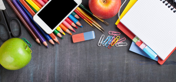 学校用品的黑板背景图片下载
