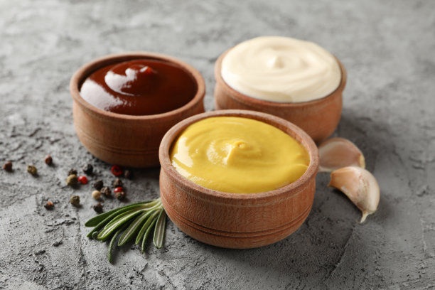 一套美味可口的酱汁，配料在灰色背景，文字空间。特写镜头图片下载