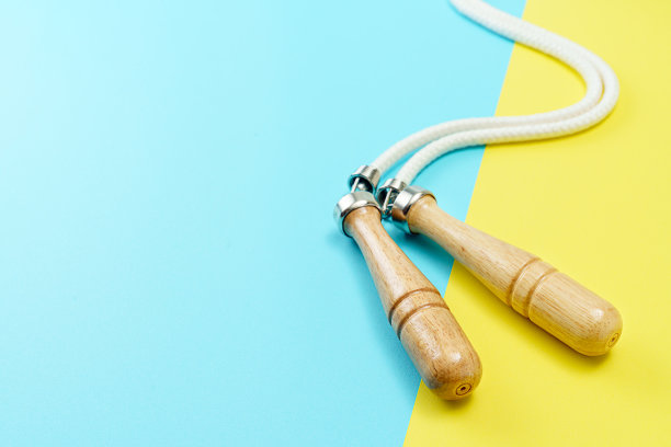 健身设备(跳绳)的彩色背景图片下载