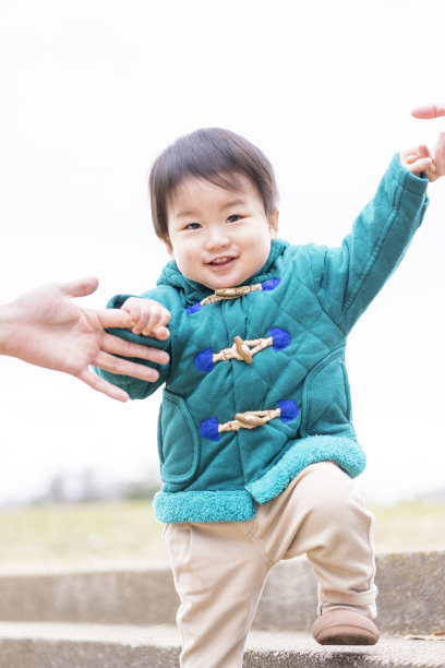 会走路的孩子(全家福图片)图片下载