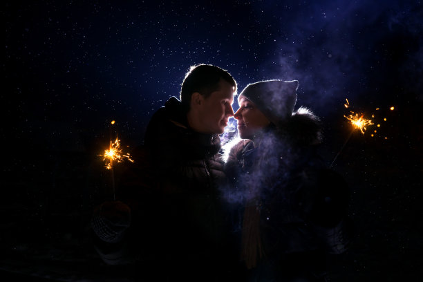 爱的轮廓。背光和雪。图片下载